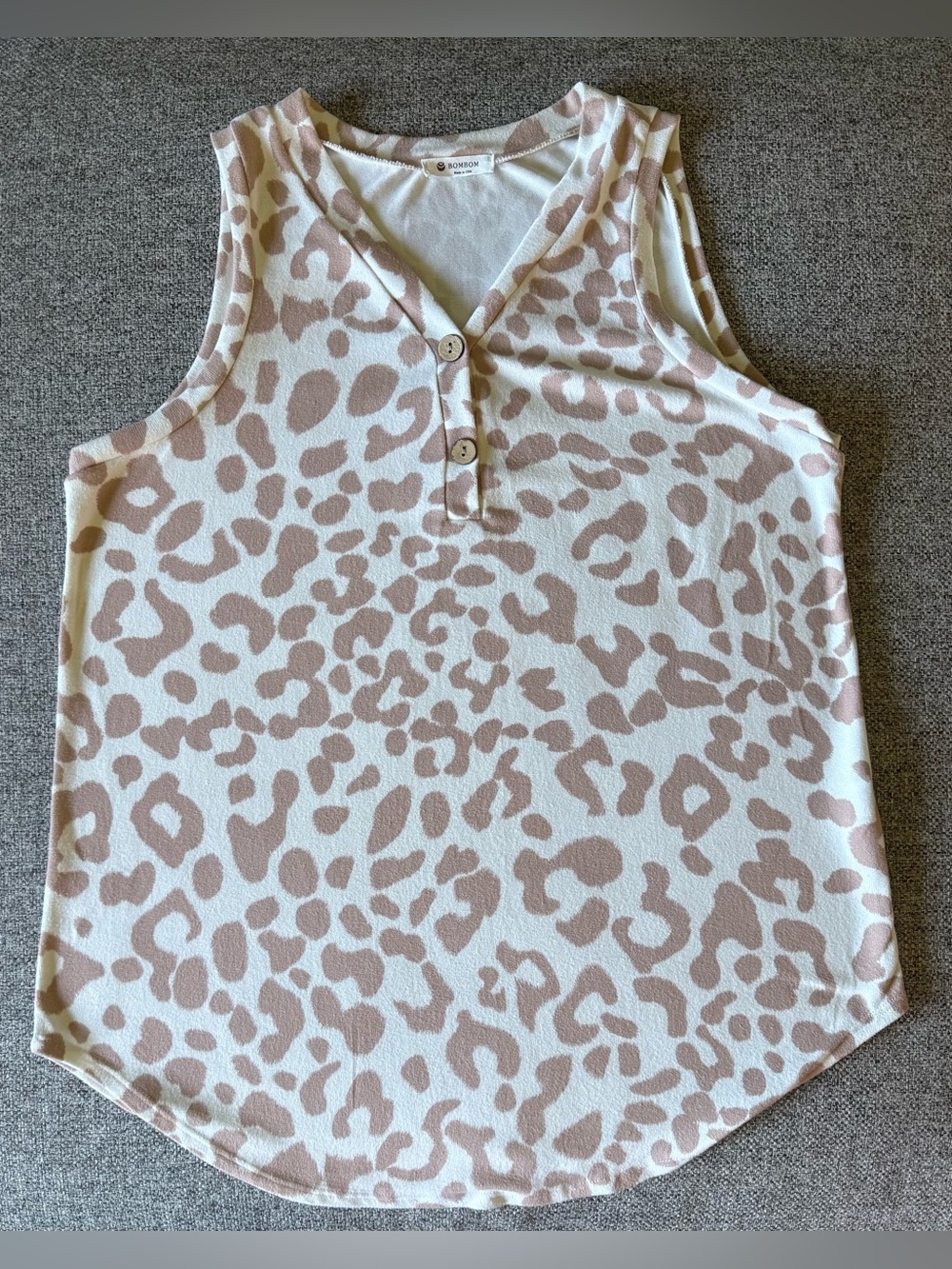 Sleeveless Henley Tank Top in Beige Leopard Print - Size Large